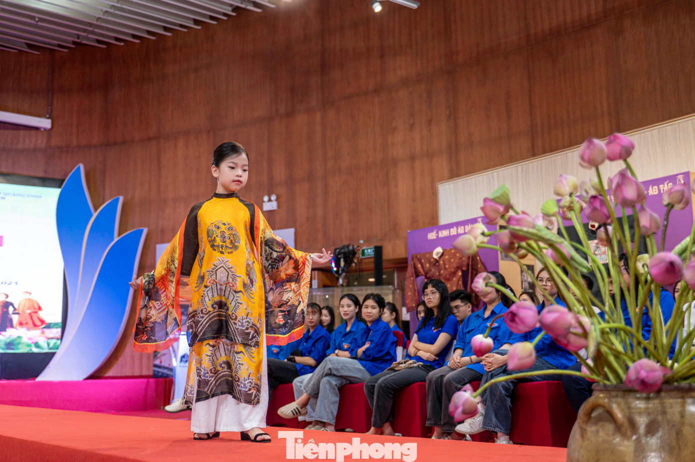 Năm 1989, ở Huế, áo dài phụ nữ được đưa vào môi trường làm việc, giảng đường. Đến năm 2020, áo dài nam đã được ngành văn hóa, thể thao đưa vào công sở như một loại hình nghệ thuật công chúng. Tháng 8/2024, Bộ Văn hóa, Thể thao và Du lịch đã chính thức công nhận Tri thức may, mặc áo dài Huế là Di sản văn hóa phi vật thể quốc gia.