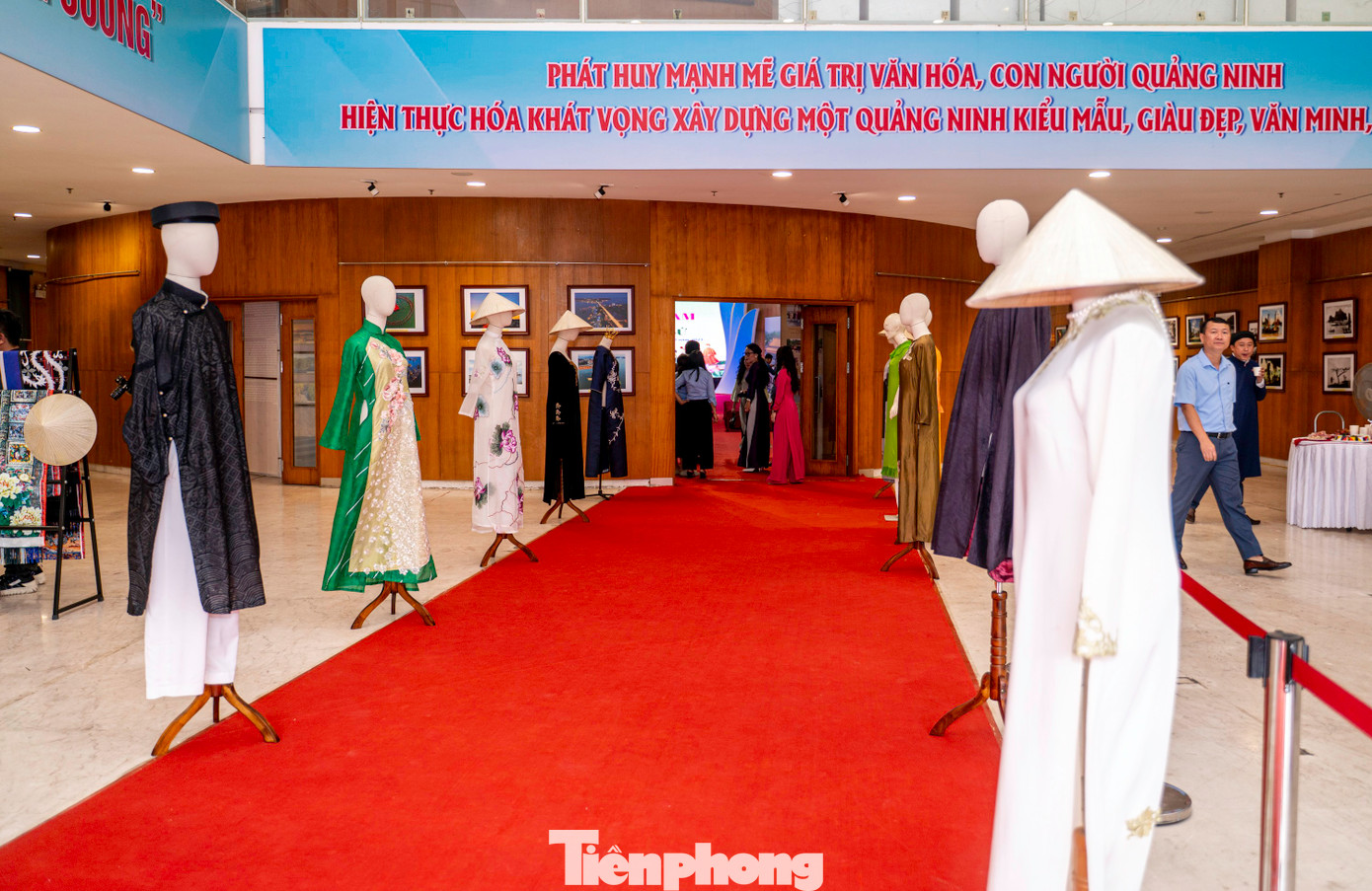 Triển lãm giới thiệu đến công chúng 30 mẫu áo dài truyền thống cùng với các hiện vật liên quan đến việc thiết kế, chế tạo áo dài, các vật trang sức đi liền với áo dài.