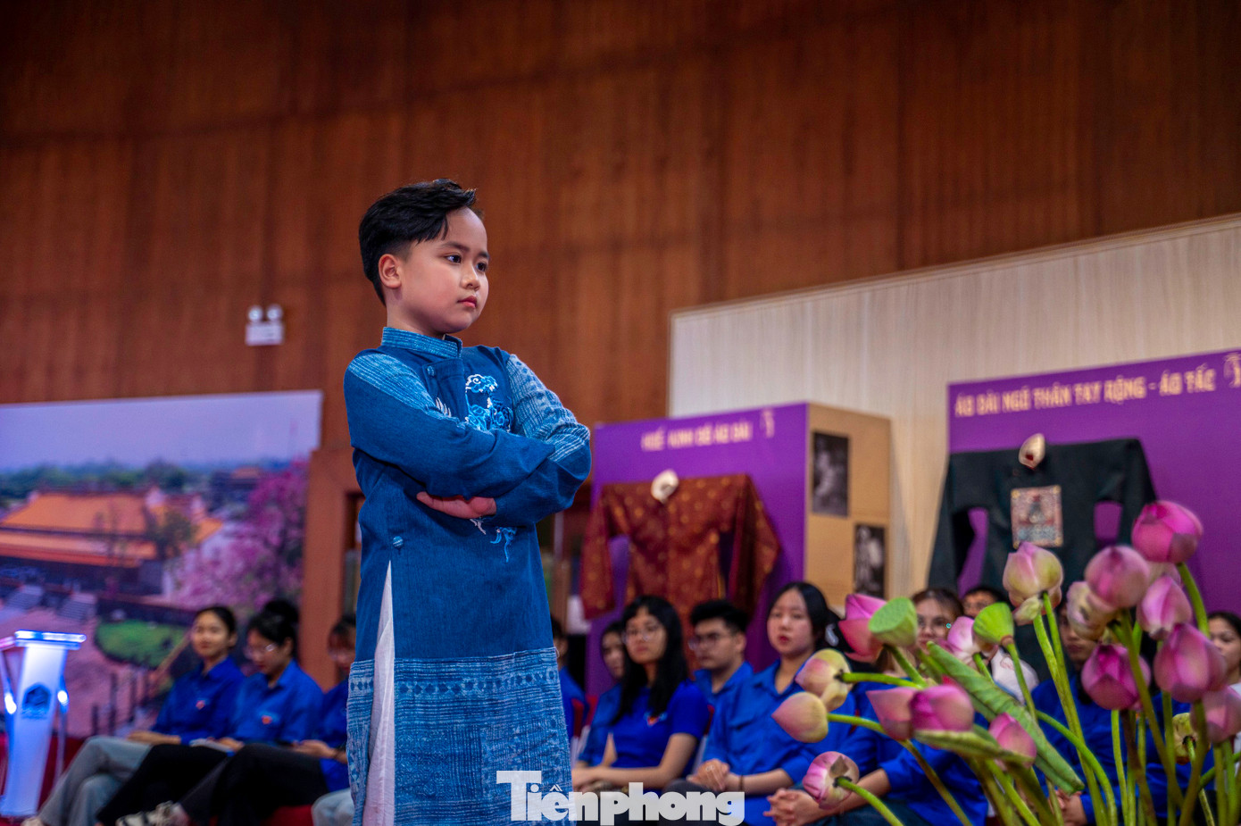 Năm 1989, ở Huế, áo dài phụ nữ được đưa vào môi trường làm việc, giảng đường. Đến năm 2020, áo dài nam đã được ngành văn hóa, thể thao đưa vào công sở như một loại hình nghệ thuật công chúng. Tháng 8/2024, Bộ Văn hóa, Thể thao và Du lịch đã chính thức công nhận Tri thức may, mặc áo dài Huế là Di sản văn hóa phi vật thể quốc gia.