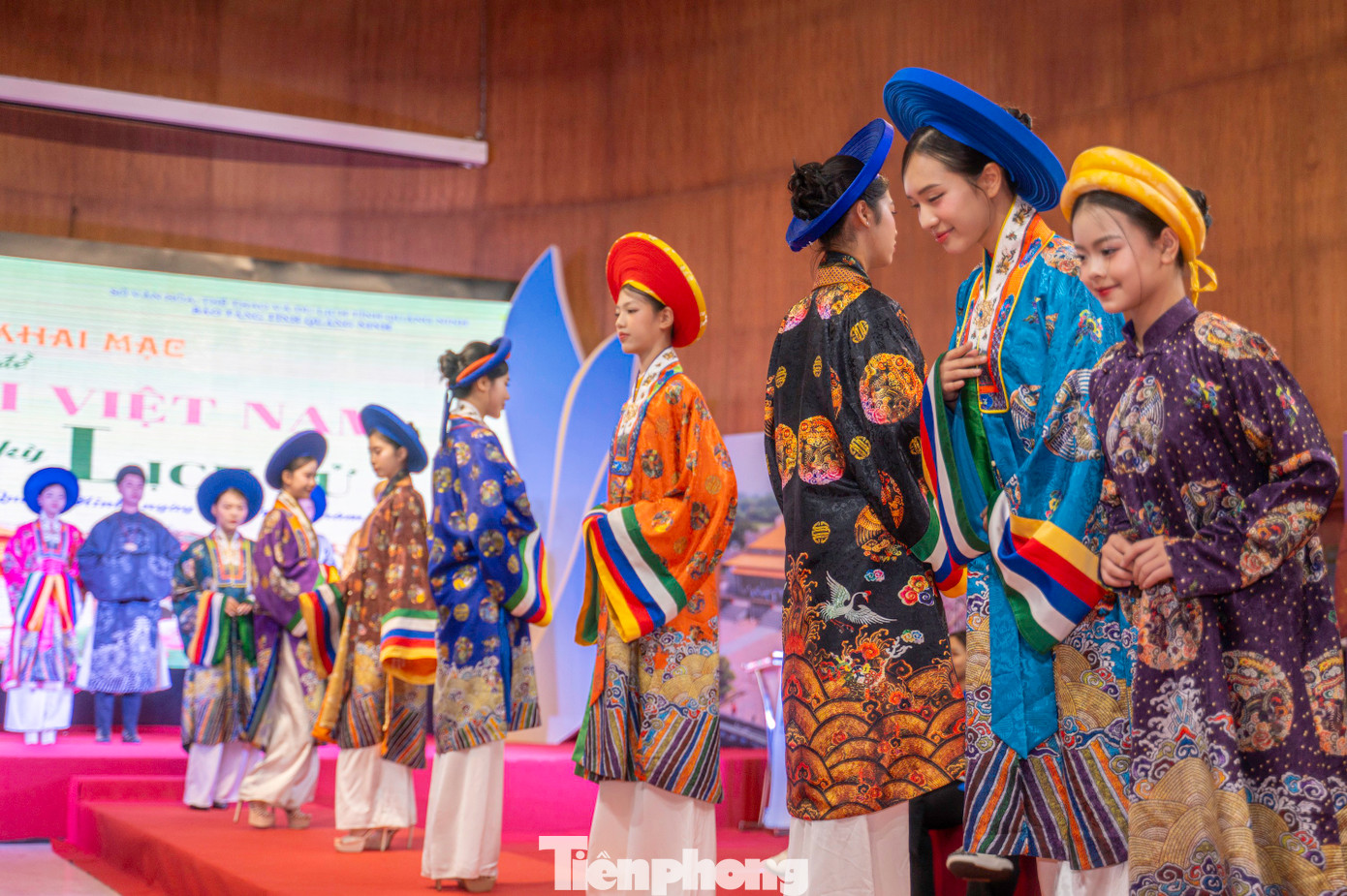 Năm 1989, ở Huế, áo dài phụ nữ được đưa vào môi trường làm việc, giảng đường. Đến năm 2020, áo dài nam đã được ngành văn hóa, thể thao đưa vào công sở như một loại hình nghệ thuật công chúng. Tháng 8/2024, Bộ Văn hóa, Thể thao và Du lịch đã chính thức công nhận Tri thức may, mặc áo dài Huế là Di sản văn hóa phi vật thể quốc gia.