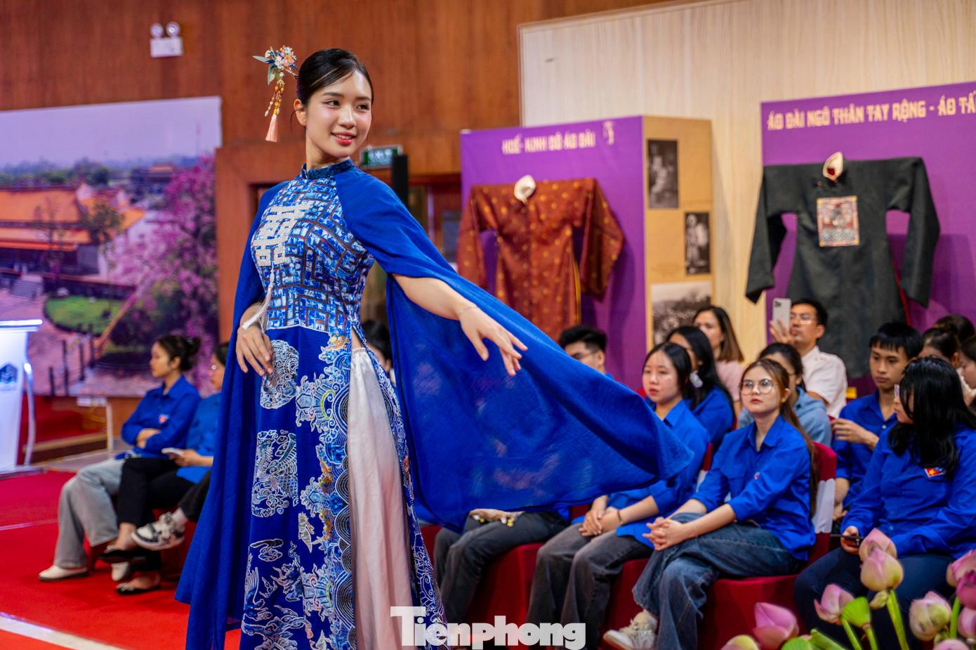 Cùng với đó là phần trình diễn của nhóm người mẫu giới thiệu các bộ sưu tập 60 mẫu áo dài gồm áo dài nữ, áo dài nam và áo dài trẻ em.