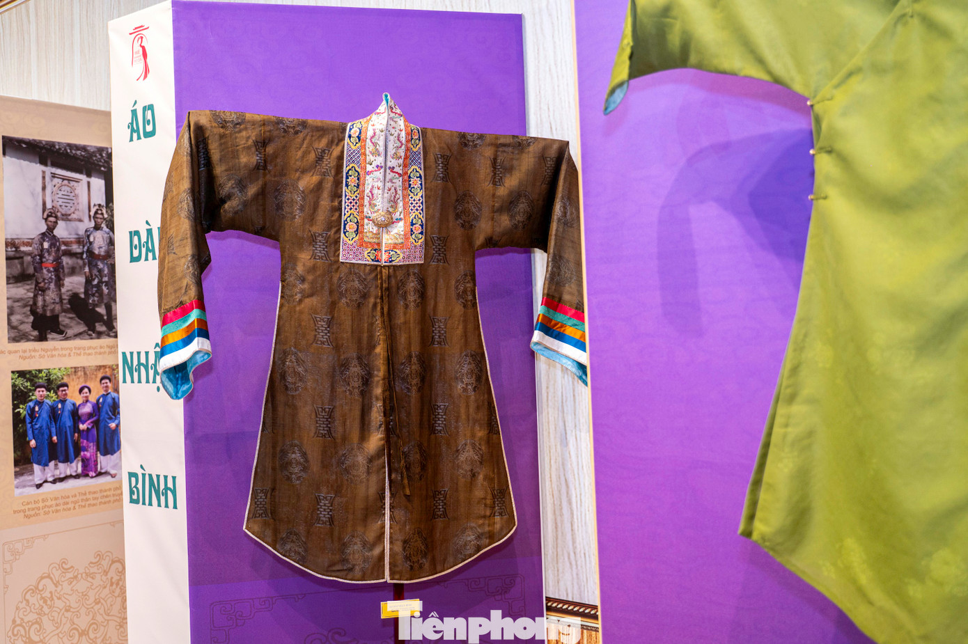 Triển lãm giới thiệu đến công chúng 30 mẫu áo dài truyền thống cùng với các hiện vật liên quan đến việc thiết kế, chế tạo áo dài, các vật trang sức đi liền với áo dài.