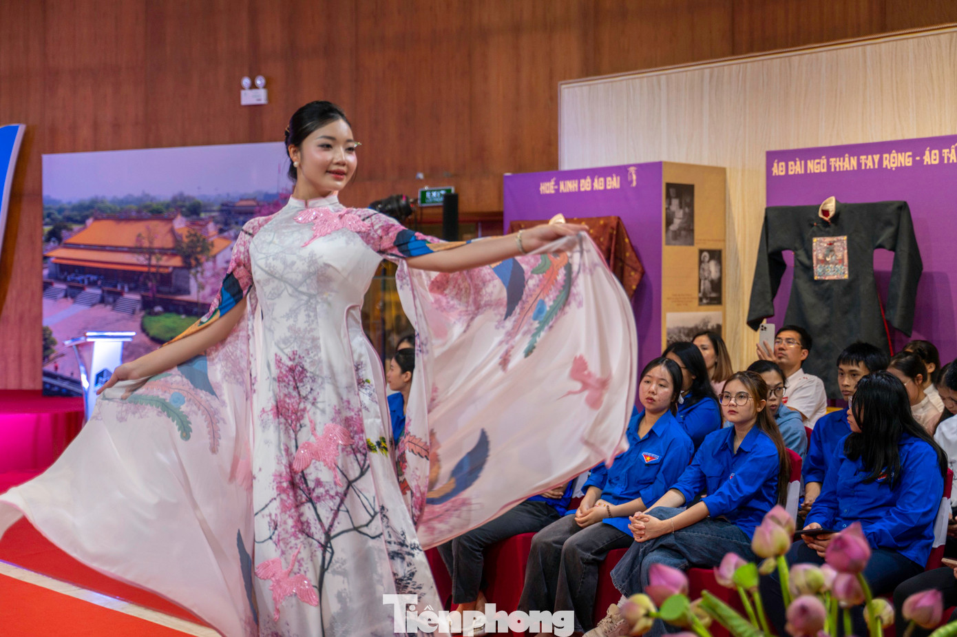 Ông Nguyễn Đức Lộc - Giám đốc Bảo tàng lịch sử Huế - chia sẻ trong những năm qua, Huế không chỉ là nơi bảo tồn, gìn giữ áo dài truyền thống mà còn tiên phong đưa áo dài trở lại với đời sống đương đại