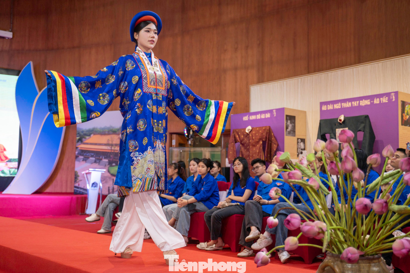 Cùng với đó là phần trình diễn của nhóm người mẫu giới thiệu các bộ sưu tập 60 mẫu áo dài gồm áo dài nữ, áo dài nam và áo dài trẻ em.