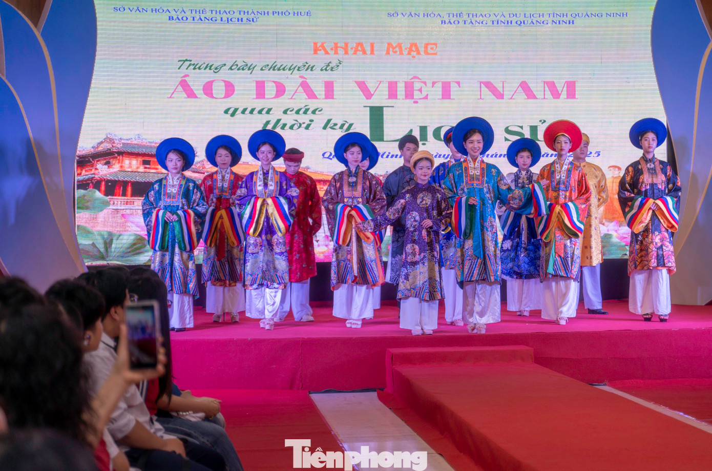 Năm 1989, ở Huế, áo dài phụ nữ được đưa vào môi trường làm việc, giảng đường. Đến năm 2020, áo dài nam đã được ngành văn hóa, thể thao đưa vào công sở như một loại hình nghệ thuật công chúng. Tháng 8/2024, Bộ Văn hóa, Thể thao và Du lịch đã chính thức công nhận Tri thức may, mặc áo dài Huế là Di sản văn hóa phi vật thể quốc gia.