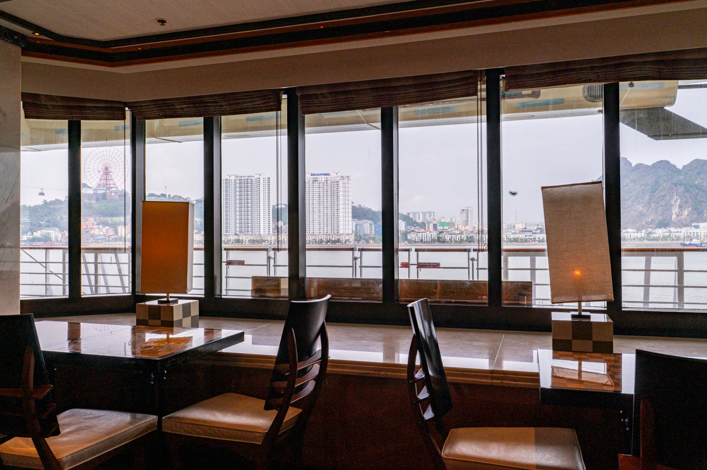 Ở trên tàu du khách có thể phóng rộng tầm mắt với khung cảnh panorama về vịnh Hạ Long.