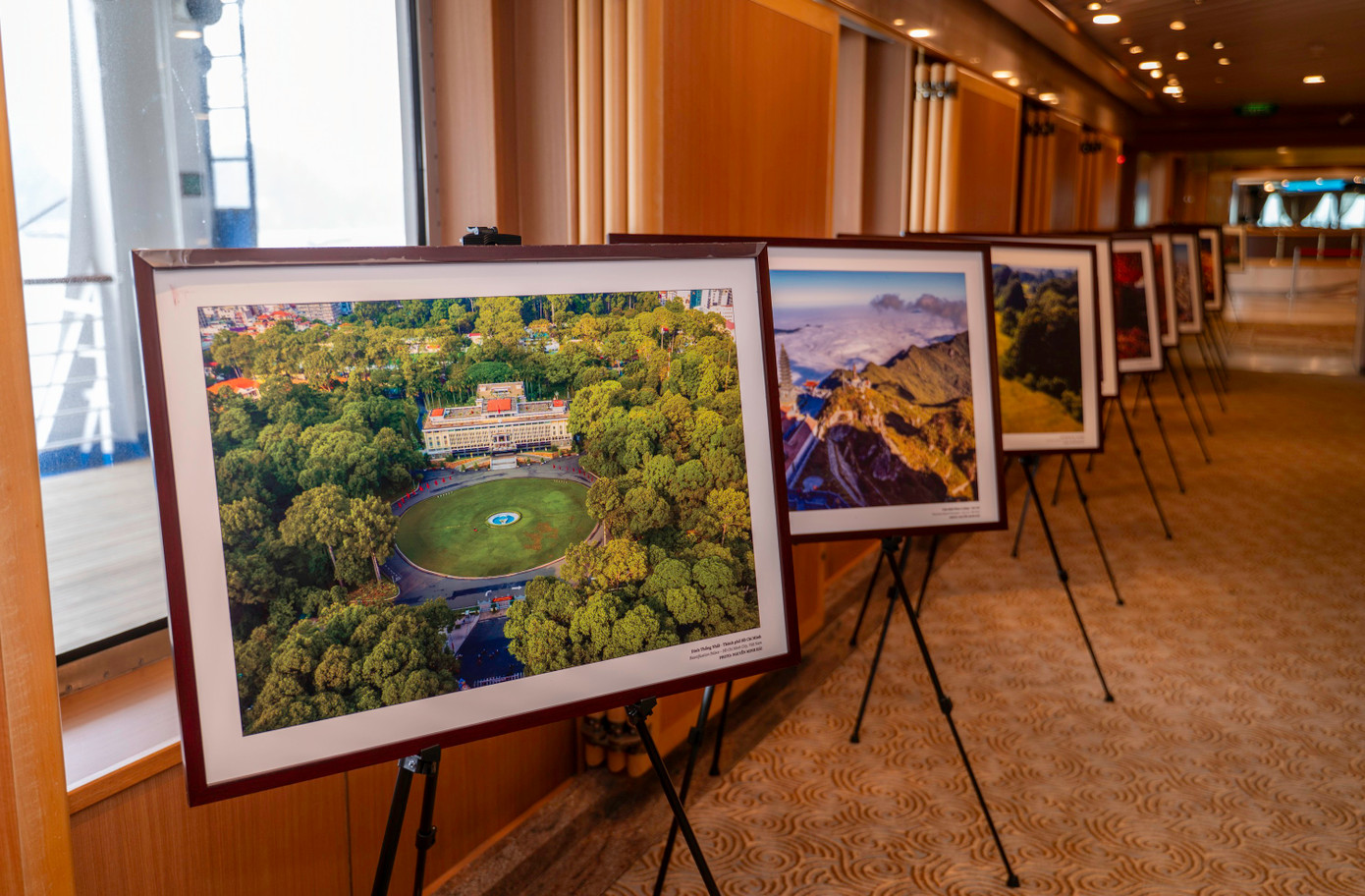 Những địa danh nổi tiếng của Việt Nam như dinh Thống Nhất, đỉnh Finsipan, vịnh Hạ Long, Tràng An... được trưng bày ngay trên hành lang của tàu. Du khách thích thú chụp ảnh check-in cùng đội lân sư rồng, những linh vật truyền thống của người Á Đông. "Tôi rất bất ngờ khi là những hành khách quốc tế đầu tiên đến Việt Nam vào đúng dịp đất nước các bạn kỷ niệm 50 năm giải phóng đất nước. Tôi dự định tham quan một số địa điểm nổi tiếng của Hạ Long và chụp thật nhiều ảnh đẹp để gửi về cho bạn bè ở quê nhà", một du khách Nhật Bản chia sẻ.