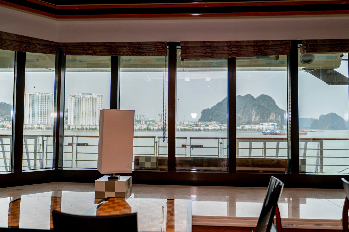 Ở trên tàu du khách có thể phóng rộng tầm mắt với khung cảnh panorama về vịnh Hạ Long.