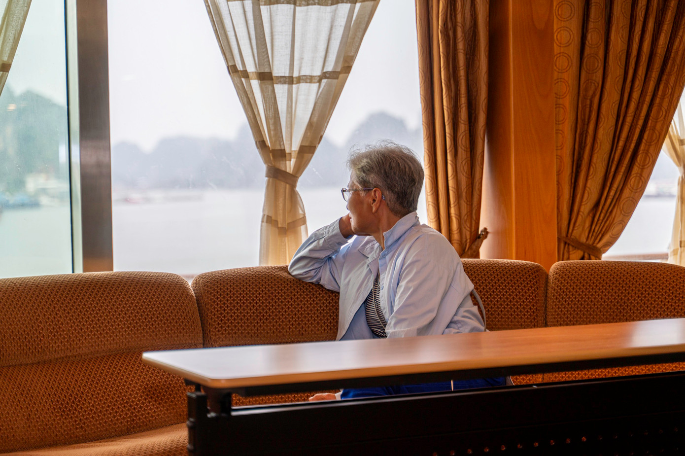 Ở trên tàu du khách có thể phóng rộng tầm mắt với khung cảnh panorama về vịnh Hạ Long.