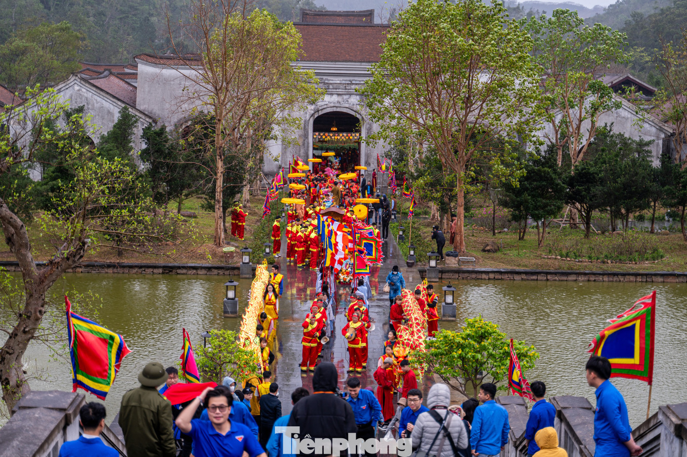 Ghi nhận của báo Tiền Phong, trong ngày diễn ra khai mạc, trời chuyển rét đậm và có mưa phùn. Phía dưới chân núi Yên Tử, thời tiết có lúc xuống dưới 12 độ C, càng lên cao nhiệt độ càng thấp.