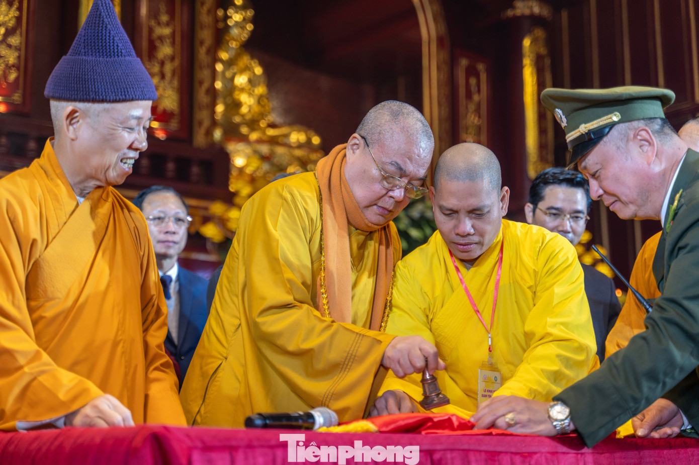 Sau phần gióng chuông, trống khai hội, đại diện Trung ương Giáo hội Phật giáo Việt Nam thực hiện nghi thức đóng ấn thiêng Yên Tử.