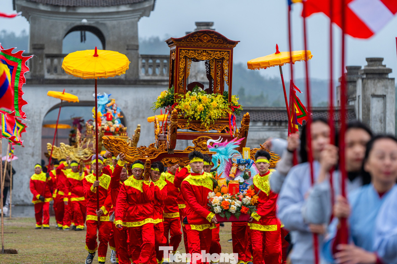 Đi đầu đoàn rước là đội rồng lân, đội bát âm, bát bửu, cùng các đoàn Cờ Phật giáo, Cờ Hội và 11 kiệu rước... mỗi kiệu có từ 16 đến 20 người khiêng. Đi sau cùng là đại biểu cùng người dân và du khách.