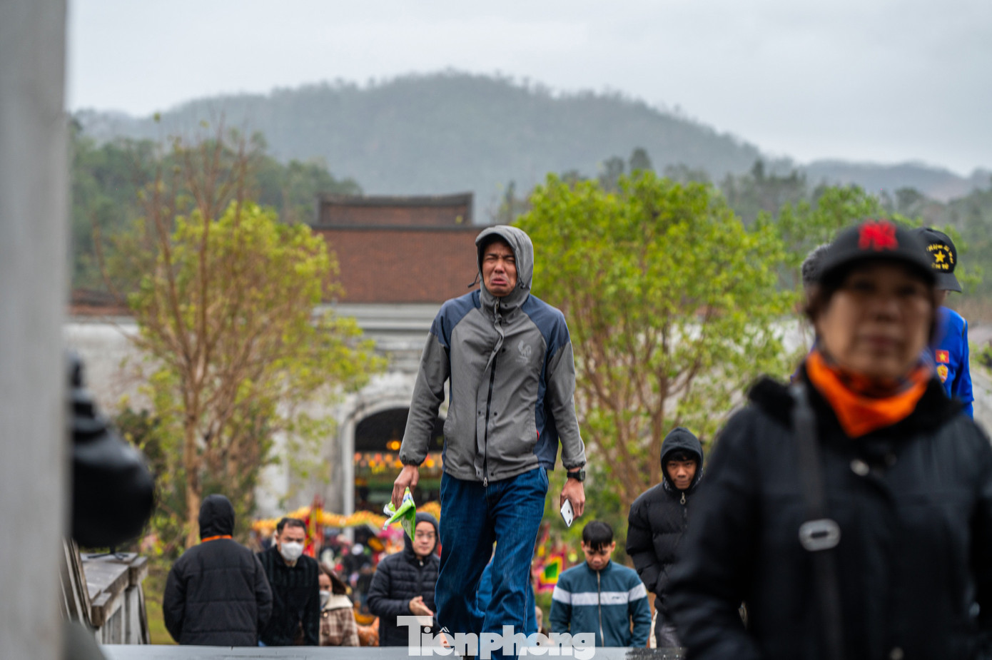 Ghi nhận của báo Tiền Phong, trong ngày diễn ra khai mạc, trời chuyển rét đậm và có mưa phùn. Phía dưới chân núi Yên Tử, thời tiết có lúc xuống dưới 12 độ C, càng lên cao nhiệt độ càng thấp.