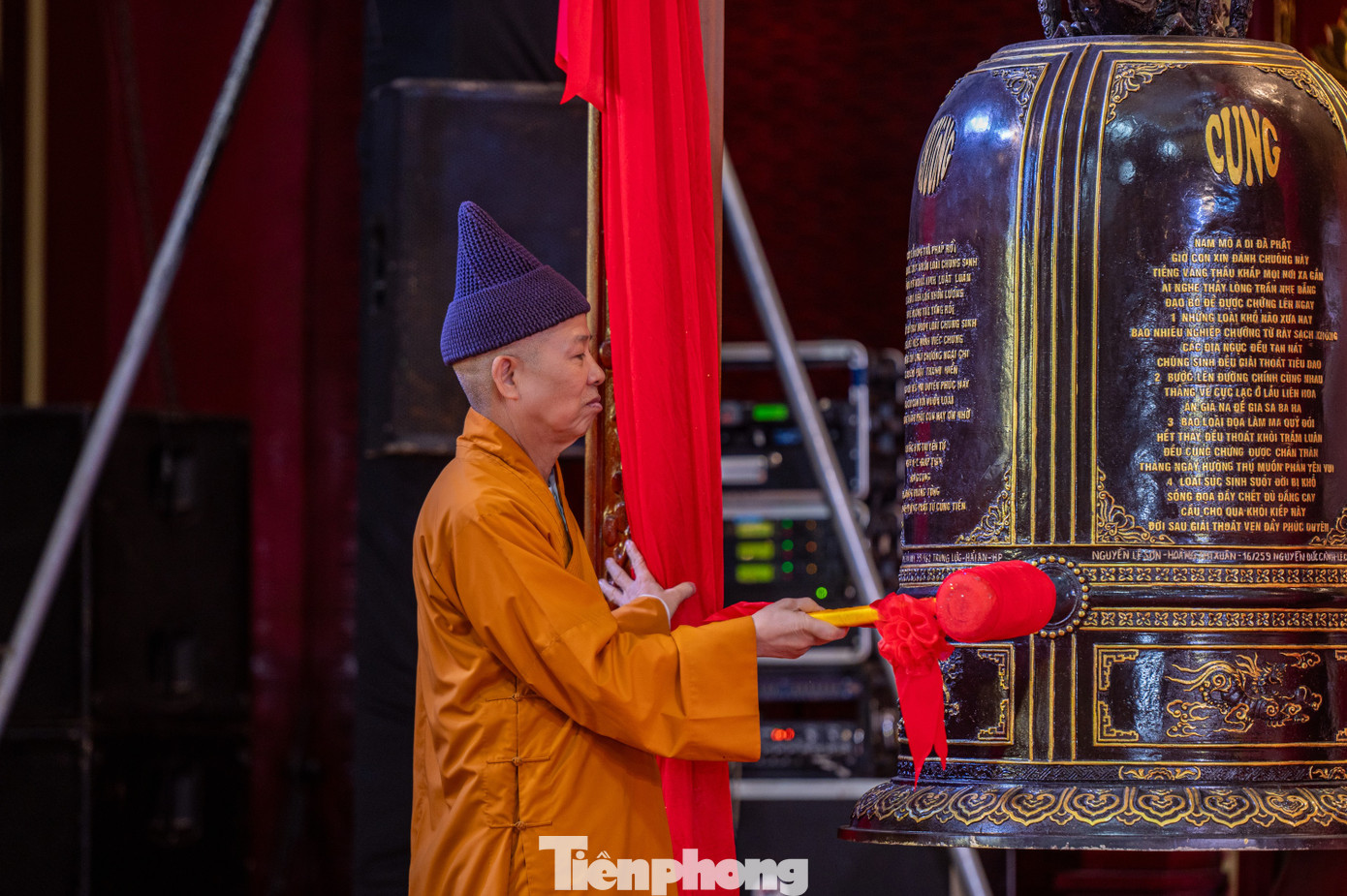 Đại diện Giáo hội Phật giáo Việt Nam tỉnh Quảng Ninh và TP Uông Bí gióng chuông, trống để chính thức khai hội xuân Yên Tử 2025.