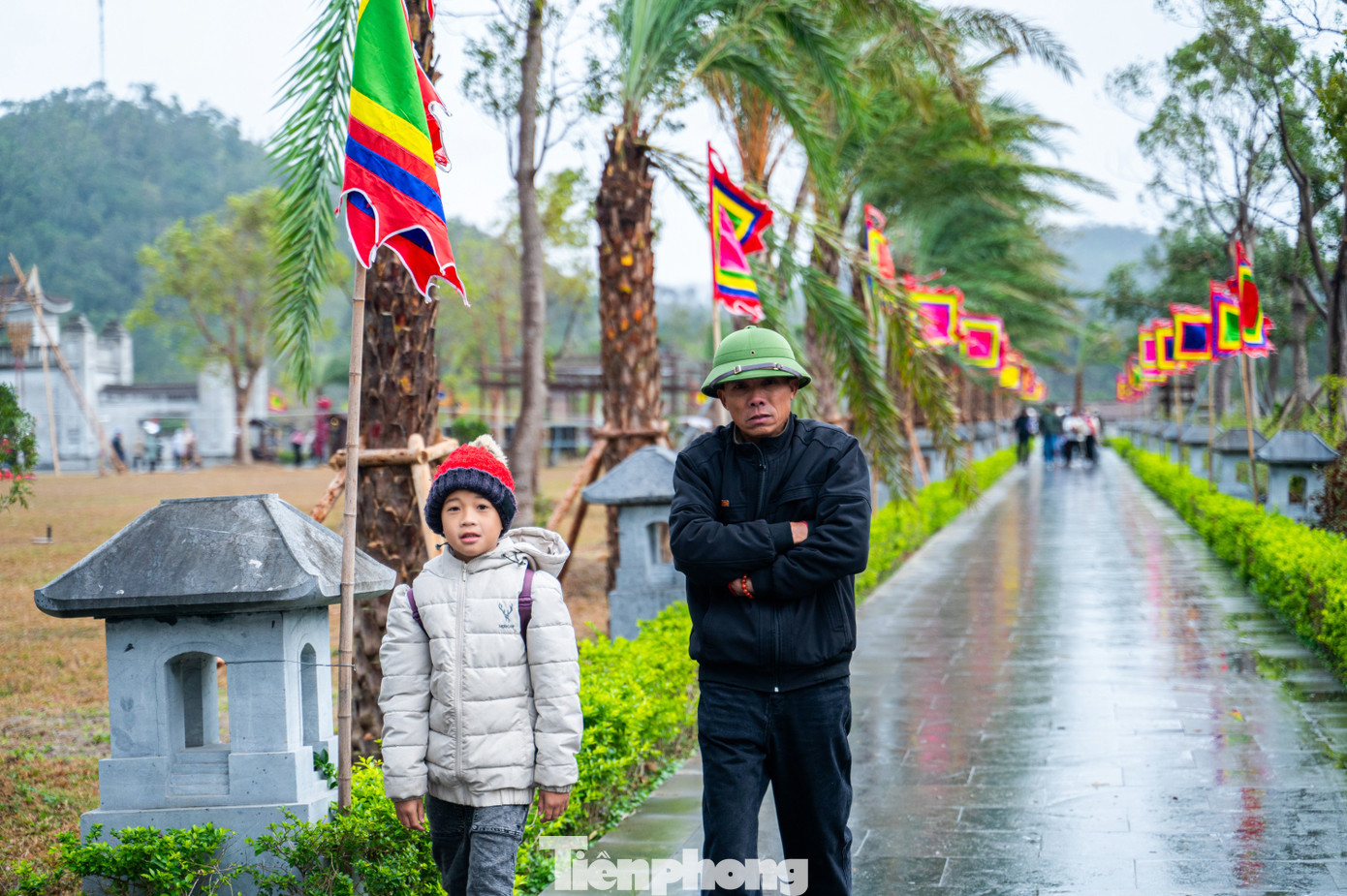 Thời tiết lạnh nhưng nhiều gia đình vẫn cho cả trẻ nhỏ tham gia chuyến leo núi hành hương về thánh địa Phật giáo Trúc Lâm Yên Tử.