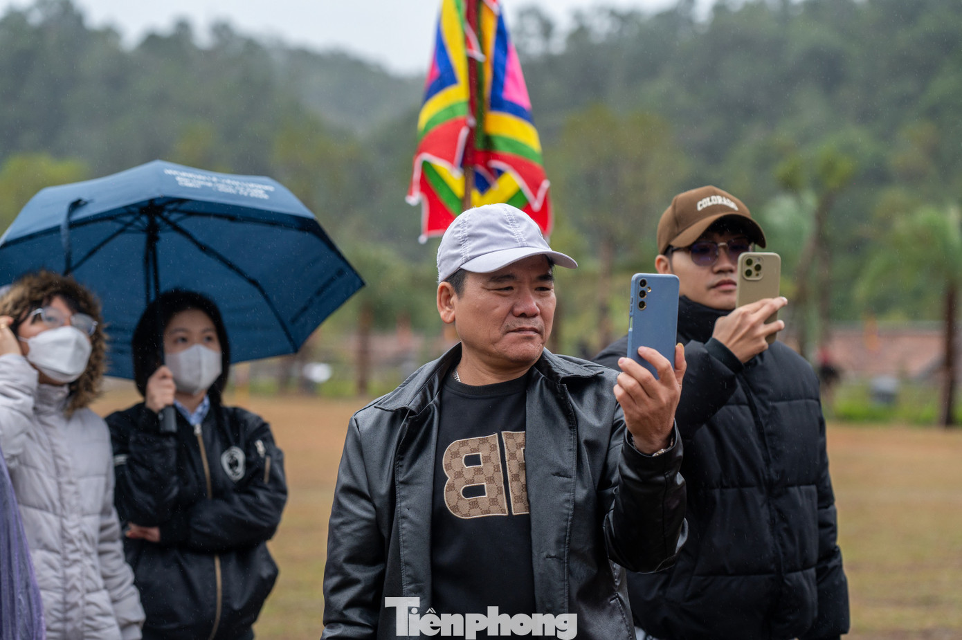 "Rất may mắn vì hôm nay tôi được đến hành hương vào đúng dịp Yên Tử tổ chức khai hội. Tôi đi cùng gia đình và dự định leo lên núi Yên Tử sau khi tham dự buổi lễ", anh Quân, trú TP Hà Nội chia sẻ.