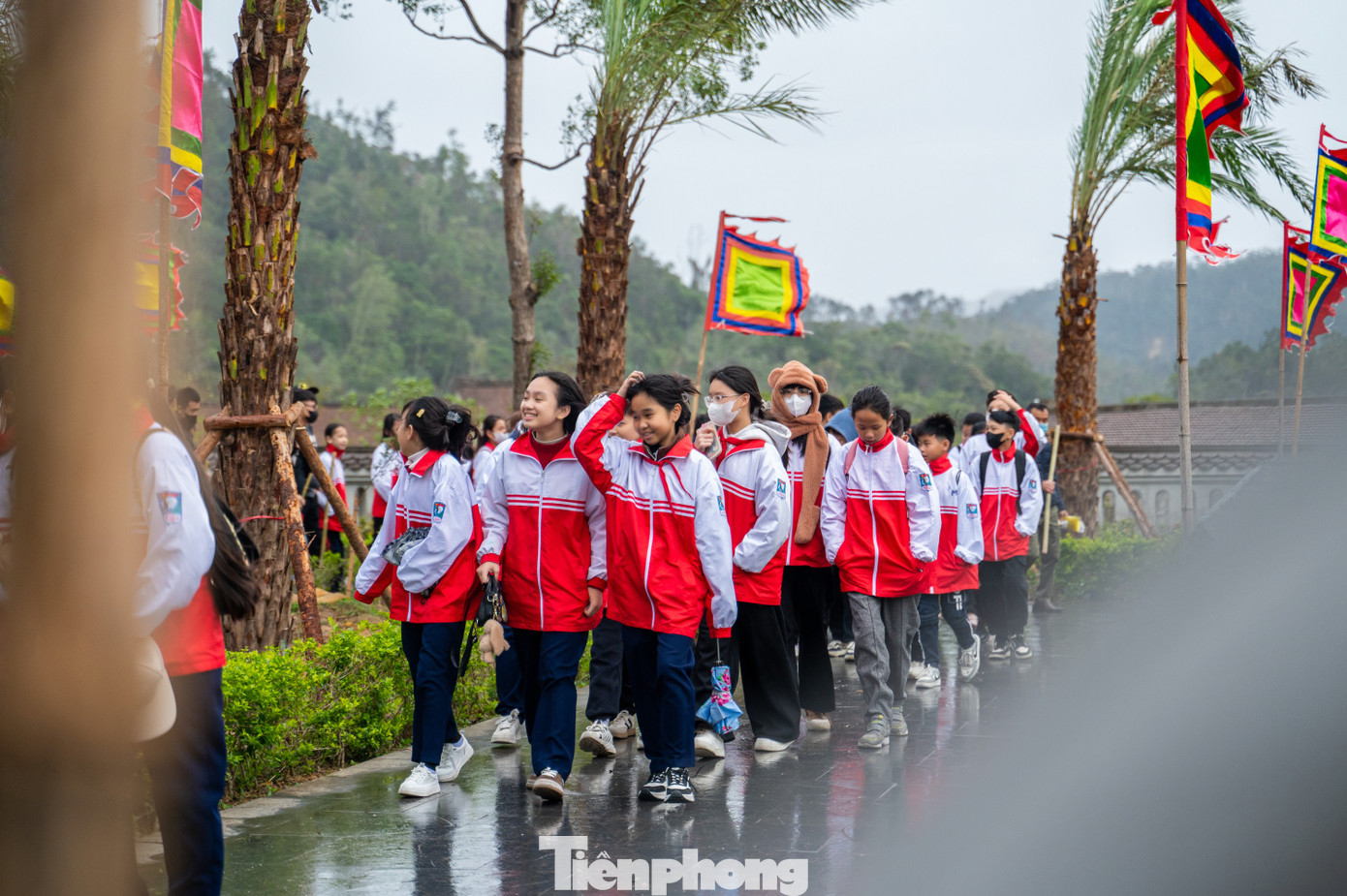 Nhân dịp khai hội nhiều nhà trường cũng tổ chức cho học sinh tham quan ngoại khóa nhằm tìm hiểu về sự nghiệp tu hành của Phật hoàng Trần Nhân Tông.