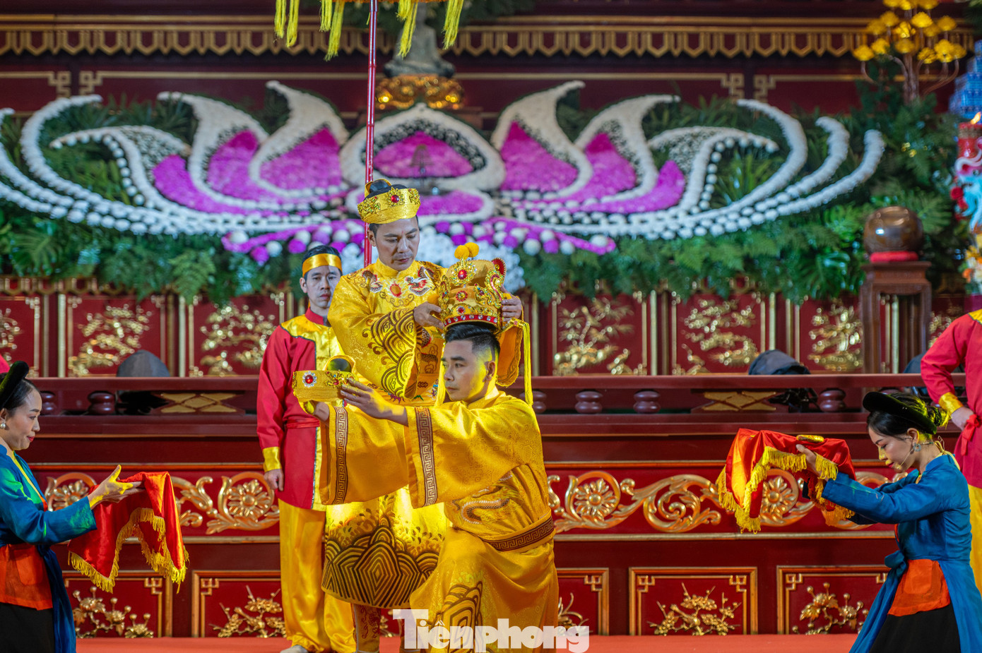 Sau hai cuộc kháng chiến lẫy lừng, khi đất nước đã thanh bình, ngài đã rời ngai vàng bệ ngọc, nhường ngôi cho con là vua Trần Anh Tông để chuyên tâm nghiên cứu đạo Phật.