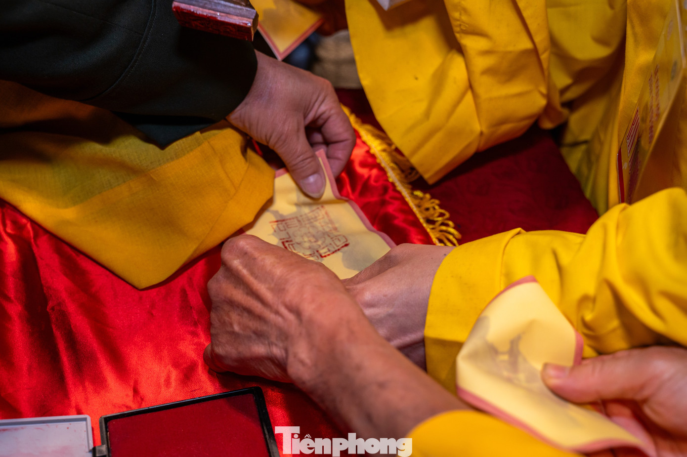 Sau phần gióng chuông, trống khai hội, đại diện Trung ương Giáo hội Phật giáo Việt Nam thực hiện nghi thức đóng ấn thiêng Yên Tử.