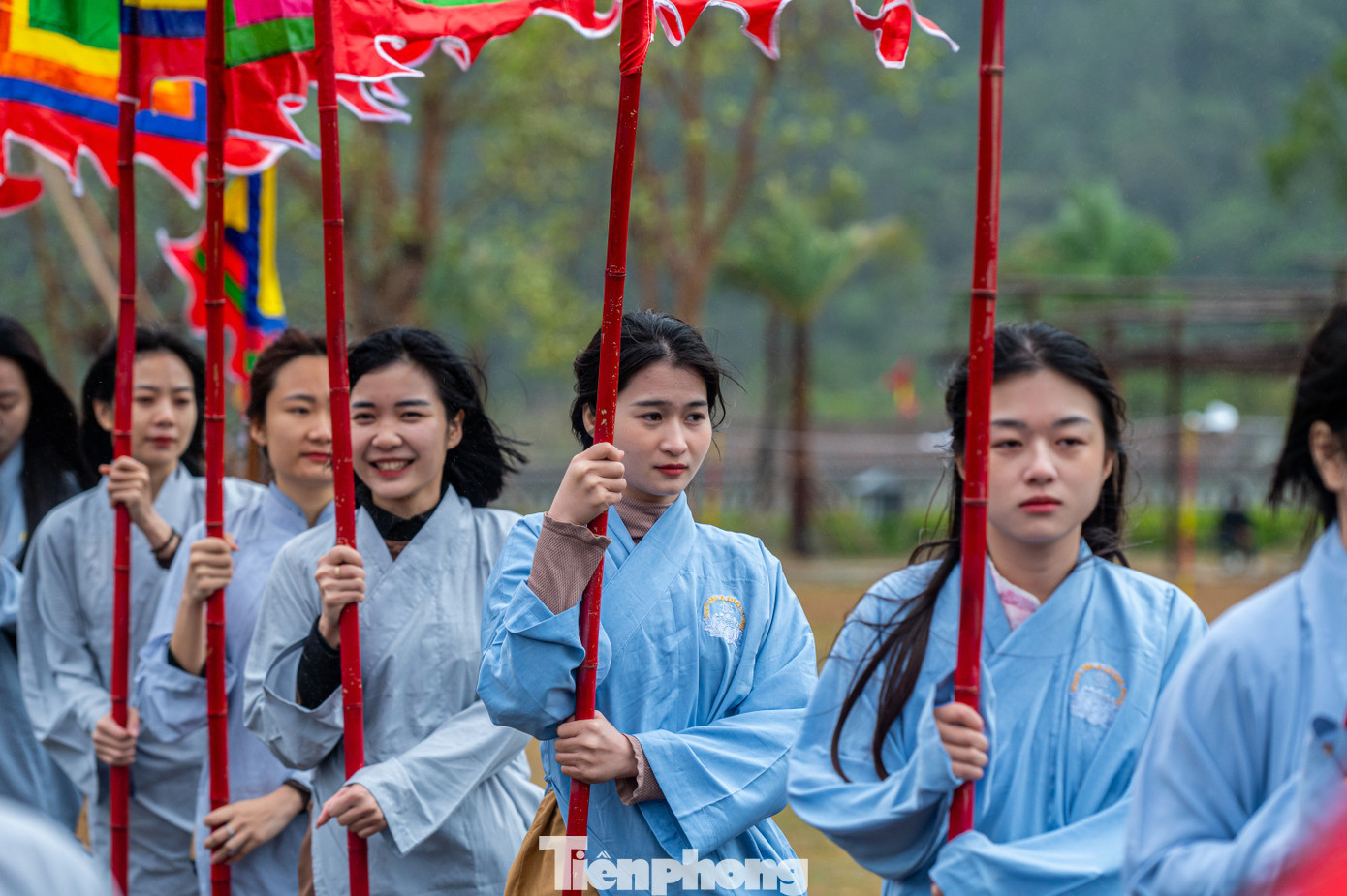 Thu Hương, trú TP Uông Bí, cho biết nhiều lần đi lễ tại yên Tử, nhưng đây là lần đầu em được tham gia đoàn rước trong ngày khai hội. Hương cho biết xúc động với sự trải nghiệm mới này.