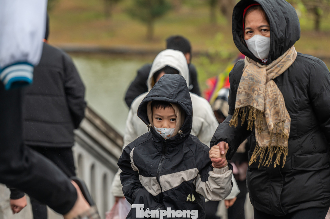 Thời tiết lạnh nhưng nhiều gia đình vẫn cho cả trẻ nhỏ tham gia chuyến leo núi hành hương về thánh địa Phật giáo Trúc Lâm Yên Tử.