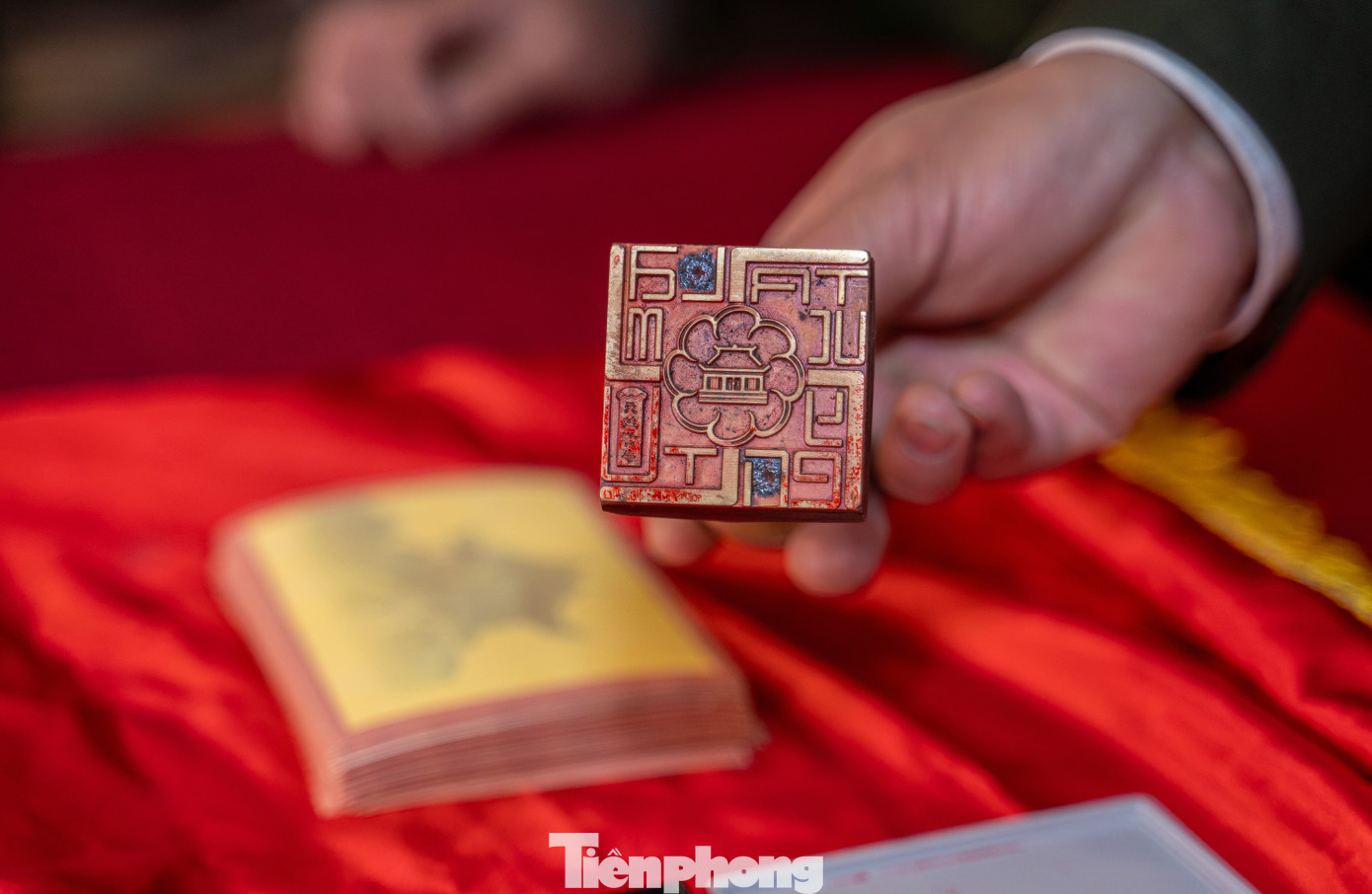 Sau phần gióng chuông, trống khai hội, đại diện Trung ương Giáo hội Phật giáo Việt Nam thực hiện nghi thức đóng ấn thiêng Yên Tử.