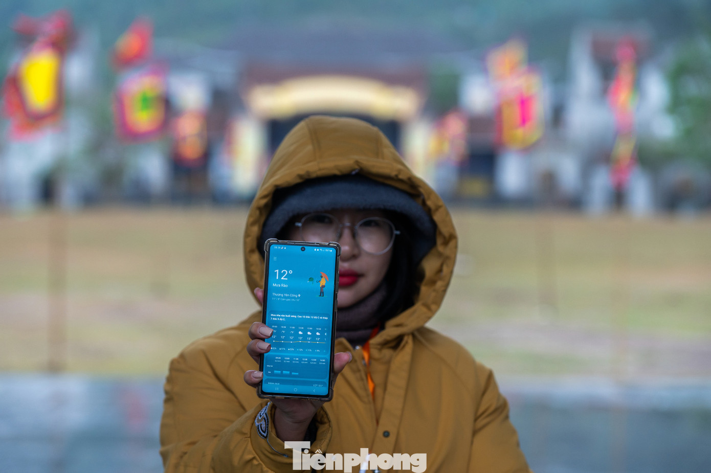 Ghi nhận của báo Tiền Phong, trong ngày diễn ra khai mạc, trời chuyển rét đậm và có mưa phùn. Phía dưới chân núi Yên Tử, thời tiết có lúc xuống dưới 12 độ C, càng lên cao nhiệt độ càng thấp.