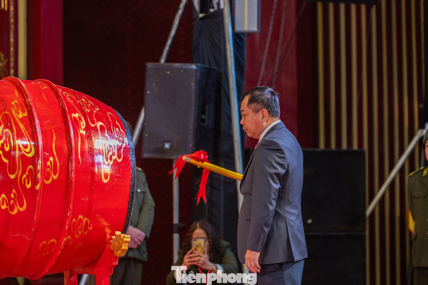 Đại diện Giáo hội Phật giáo Việt Nam tỉnh Quảng Ninh và TP Uông Bí gióng chuông, trống để chính thức khai hội xuân Yên Tử 2025.