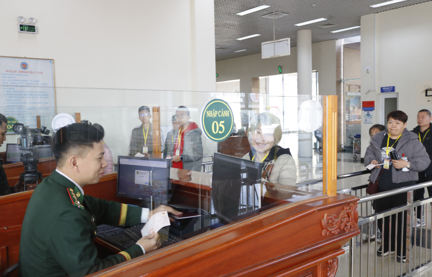 Trong buổi sáng, thành phố Móng Cái đã đón đoàn khách du lịch 350 người làm thủ tục nhập cảnh vào Việt Nam qua cửa khẩu Quốc tế Móng Cái. Dự kiến trong ngày đầu năm mới Ất Tỵ 2025, Cửa khẩu quốc tế Móng Cái sẽ có khoảng 12.186 lượt khách du lịch nhập cảnh qua thành phố Móng Cái để đi tham quan du lịch tại một số địa điểm của tỉnh Quảng Ninh và Việt Nam.