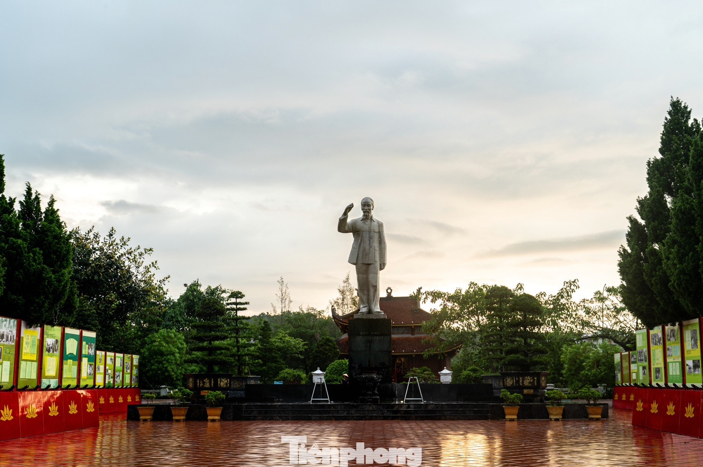 Năm 1996, kỷ niệm ngày sinh lần thứ 106 của Bác, tượng Bác bằng bê tông được thay bằng đá granít. Cho đến ngày nay, tượng đài Chủ tịch Hồ Chí Minh ở Cô Tô vẫn được đánh giá là tượng đài Bác có quy mô to lớn, đẹp nhất vùng Đông Bắc của Tổ quốc.