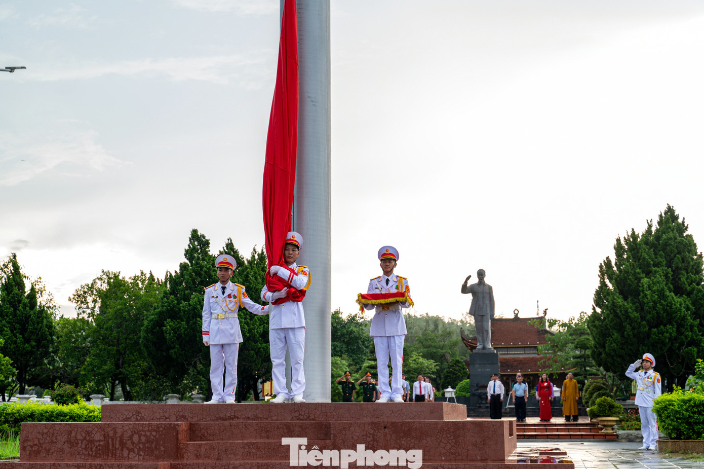 Thể theo nguyện vọng của người dân trên đảo, một cột cờ được xây dựng ngay phía trước di tích mô phỏng theo tỷ lệ 1:1. Cột cờ cao 27,9 m, có phần chuyển động, hệ thống tời, hệ thống điện được Bộ Tư lệnh Bảo vệ Lăng Chủ tịch Hồ Chí Minh thiết kế, cung cấp, thi công tạo ra sức kéo đủ căng trước gió mạnh biển đảo.