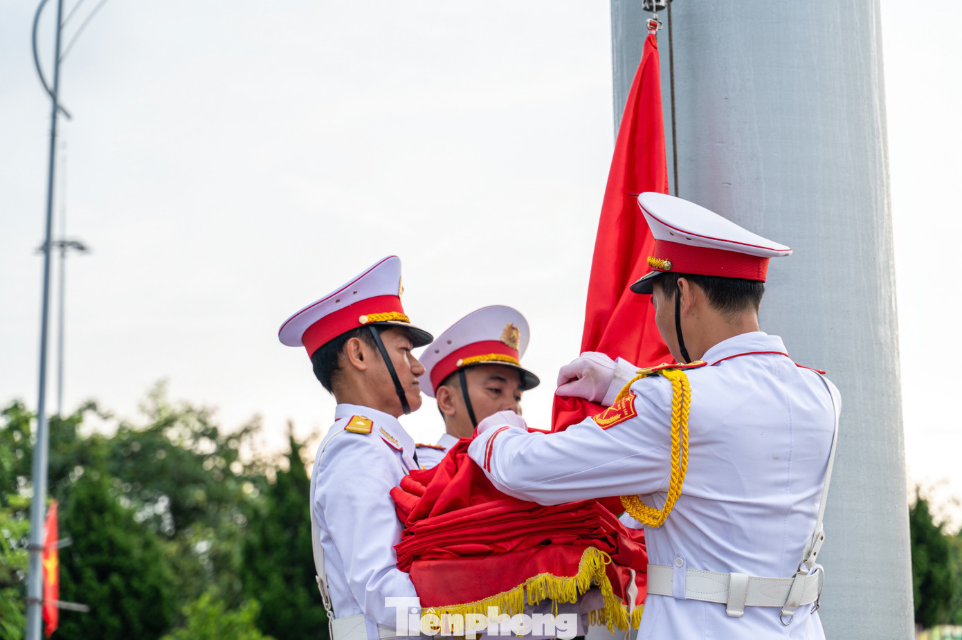 Thể theo nguyện vọng của người dân trên đảo, một cột cờ được xây dựng ngay phía trước di tích mô phỏng theo tỷ lệ 1:1. Cột cờ cao 27,9 m, có phần chuyển động, hệ thống tời, hệ thống điện được Bộ Tư lệnh Bảo vệ Lăng Chủ tịch Hồ Chí Minh thiết kế, cung cấp, thi công tạo ra sức kéo đủ căng trước gió mạnh biển đảo.