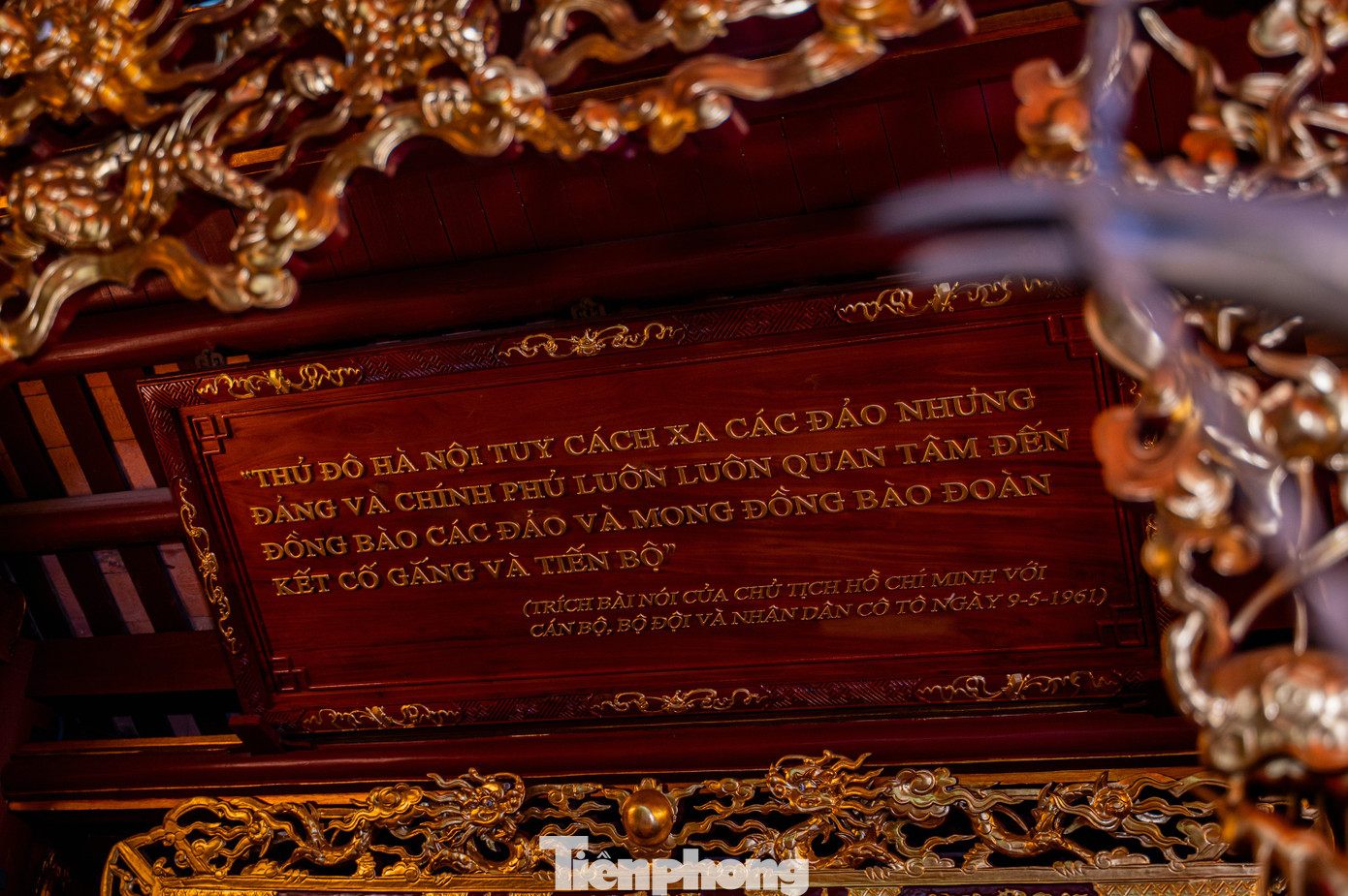 Tại nhà tưởng niệm đặt ngay sau tượng Bác là câu nói của Chủ tịch Hồ Chí Minh với cán bộ, bộ đội và nhân dân Cô Tô ngày 9/5/1962 "Thủ đô Hà Nội tuy cách xa các đảo nhưng Đảng và Chính phủ luôn luôn quan tâm đến đồng bào các đảo và mong muốn đồng bào đoàn kết, cố gắng và tiến bộ".