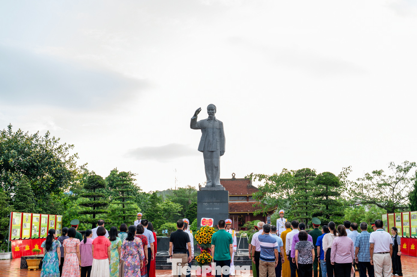 Điểm nhấn của di tích là bức tượng Chủ tịch Hồ Chí Minh trên đảo Cô Tô. Đây là địa điểm diễn ra nhiều sự kiện quan trọng và là nơi đến đầu tiên khi du khách đặt chân lên đảo.