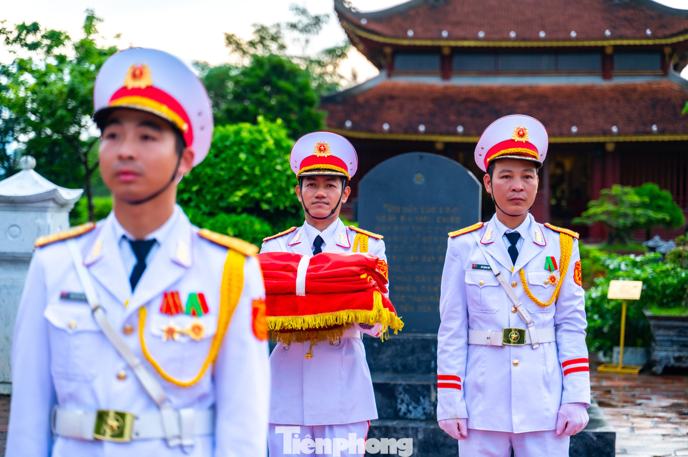 Thể theo nguyện vọng của người dân trên đảo, một cột cờ được xây dựng ngay phía trước di tích mô phỏng theo tỷ lệ 1:1. Cột cờ cao 27,9 m, có phần chuyển động, hệ thống tời, hệ thống điện được Bộ Tư lệnh Bảo vệ Lăng Chủ tịch Hồ Chí Minh thiết kế, cung cấp, thi công tạo ra sức kéo đủ căng trước gió mạnh biển đảo.