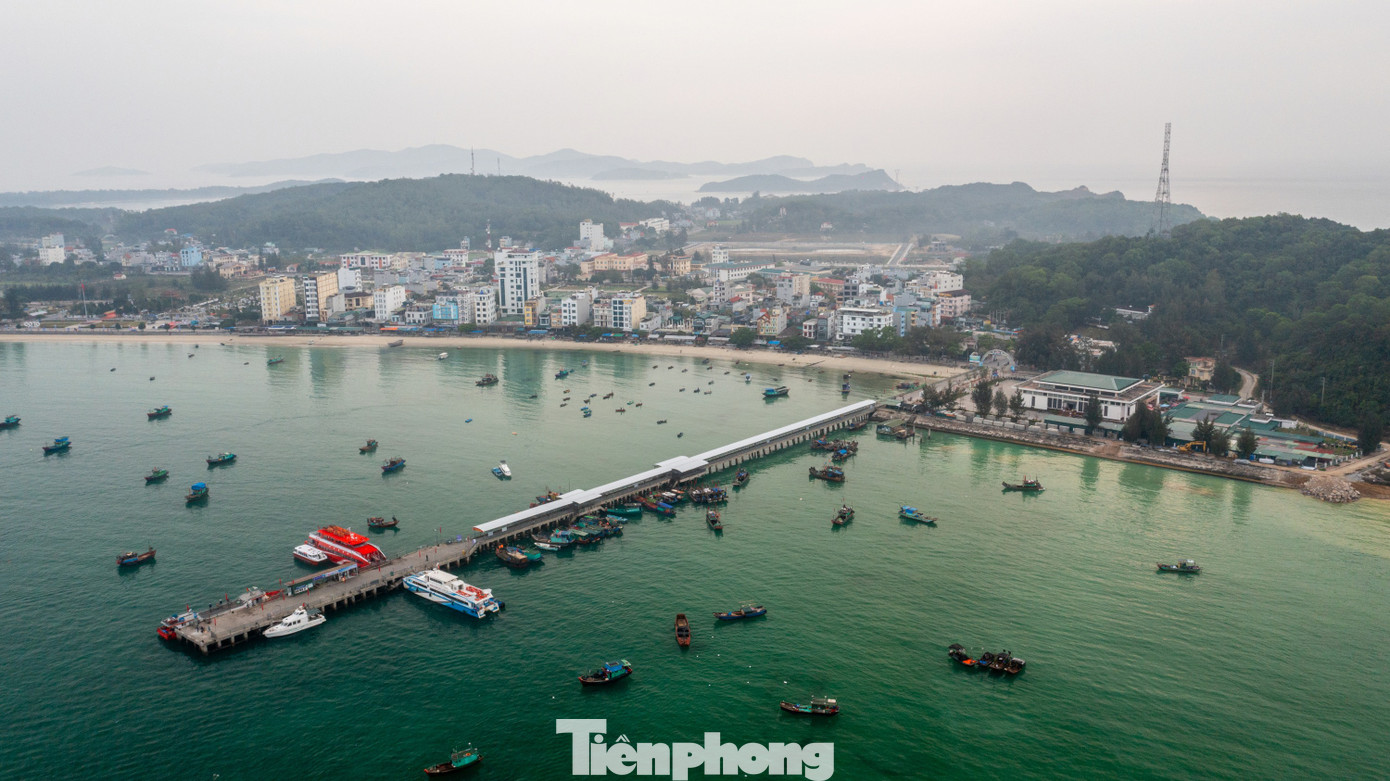 Di tích nằm ở phía Tây Nam của đảo, nay thuộc các khu 1, 2, 3, thị trấn Cô Tô, huyện Cô Tô, tỉnh Quảng Ninh. Đi từ cầu cảng tới khu di tích khoảng gần 2 km và có xe điện, xe công cộng đưa đón du khách đến tận cụm di tích.