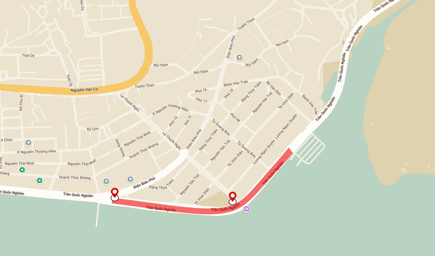 Bãi đỗ xe tự phát mọc lên trên đường Trần Quốc Nghiễn dọc bãi tắm Hòn Gai. Ảnh: Google Maps.