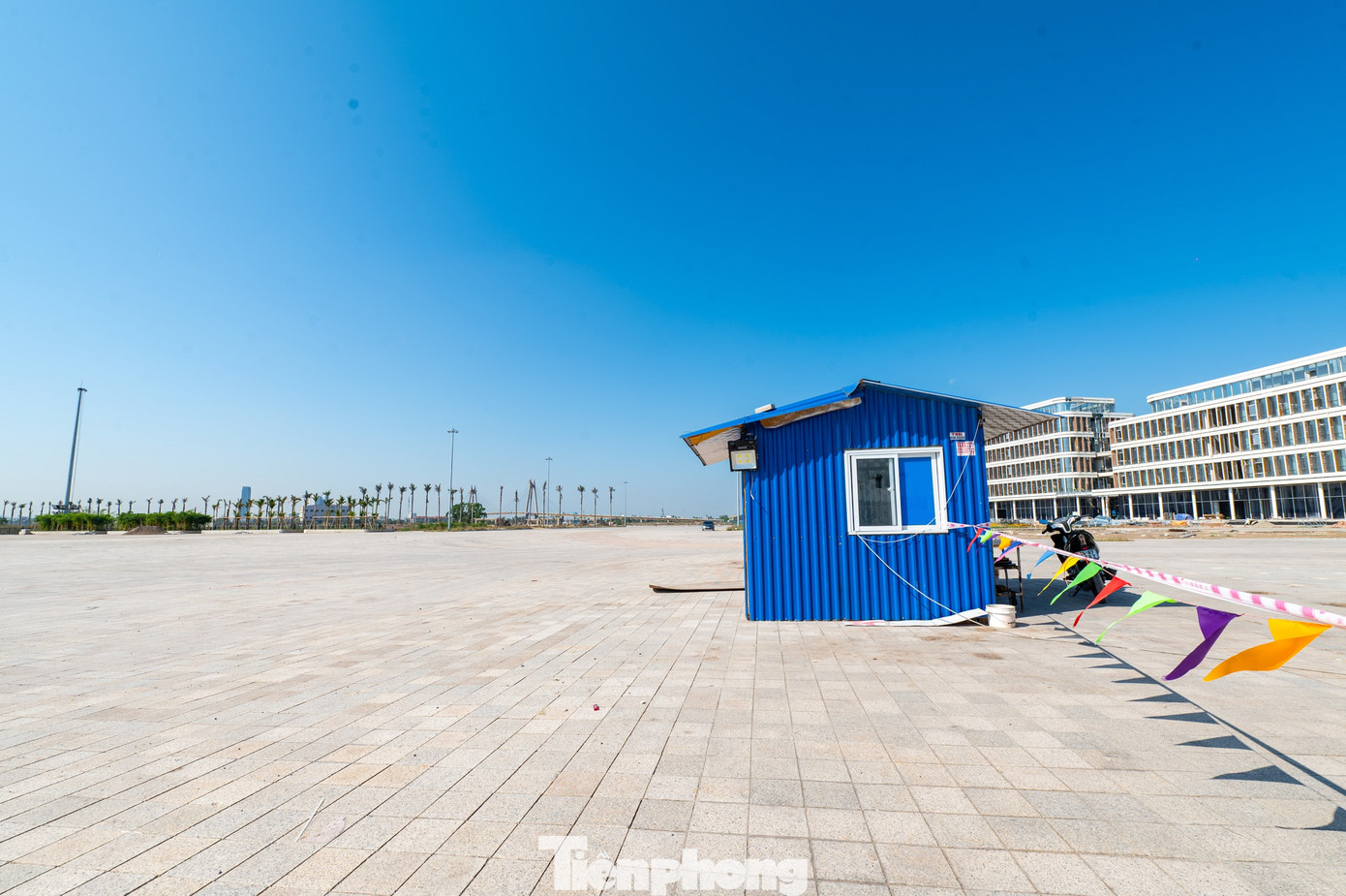 Ngoài khối nhà chính, phía trước tòa nhà là Quảng trường trung tâm hành chính - chính trị Hải Phòng rộng 19 ha nơi sẽ diễn ra các hoạt động lớn của thành phố trong tương lai. Dịp 30/4 vừa qua, quảng trường này là nơi thành phố tổ chức Lễ hội Hoa phượng đỏ 2024 thu hút được hàng nghìn người dân đến tham dự.