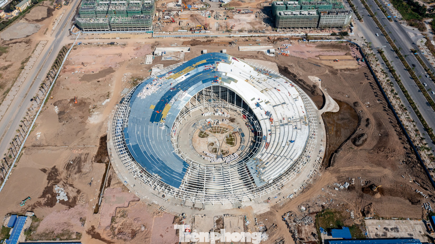 Công trình có 1.500 chỗ, quy mô 3 tầng và 1 tầng hầm, tổng diện tích sàn khoảng gần 50.000 m2. Công trình có 2 lối lên xuống tầng hầm, 4 thang thoát hiểm; hệ thống giao thông, sân đường nội bộ, bãi đỗ xe; sân vườn, cảnh quan, cây xanh, mặt nước; cấp điện ngoài nhà; cấp thoát nước ngoài nhà; điện chiếu sáng, hệ thống thông tin liên lạc.