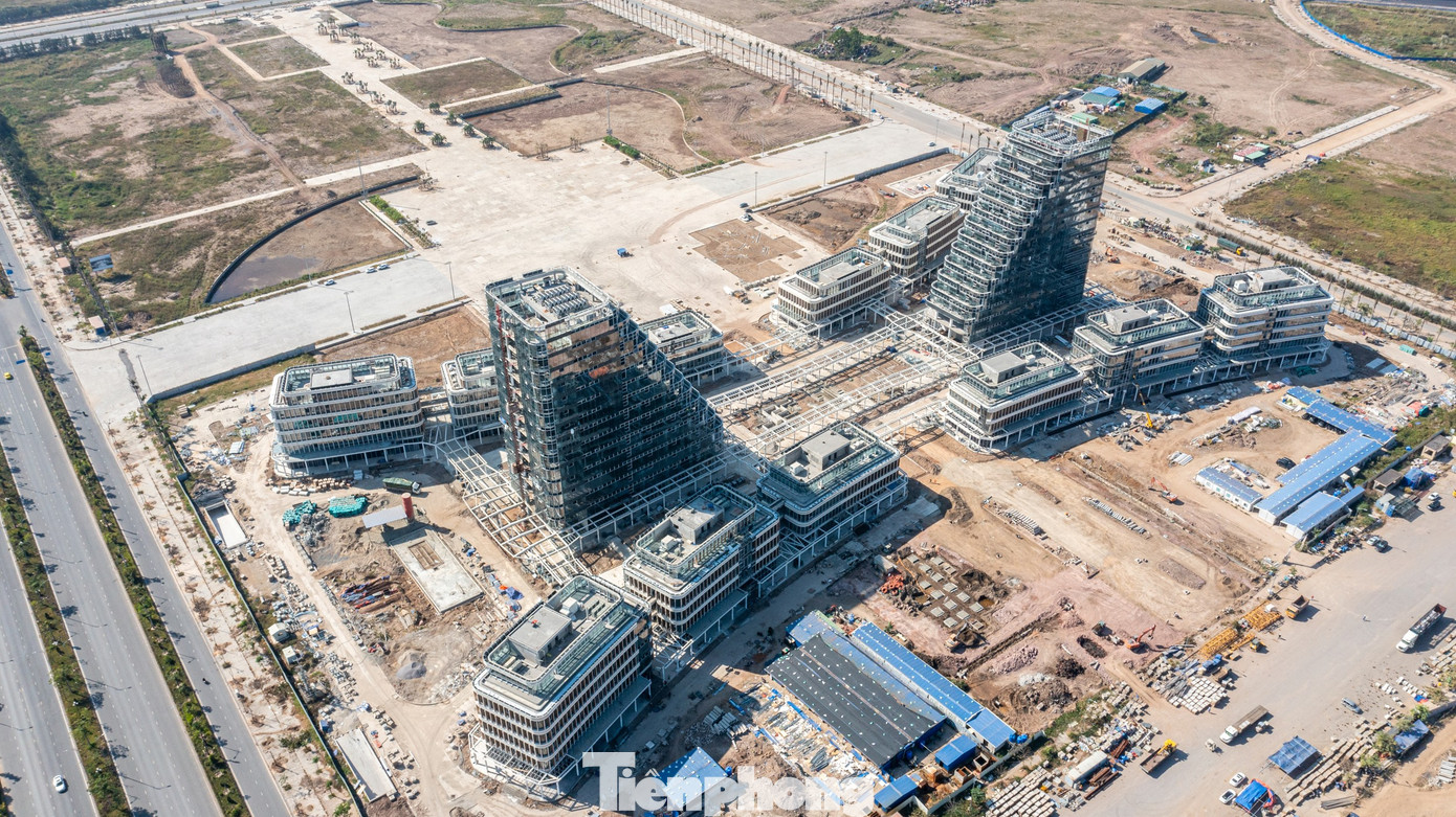 Trung tâm hành chính mới có tổng mức đầu tư 2.500 tỷ đồng, gồm 14 khối nhà, thiết kế đối xứng theo hai trục bắc nam và đông tây, diện tích xây dựng công trình hơn 29.000 m2, tổng diện tích sàn khoảng 89.500 m2.