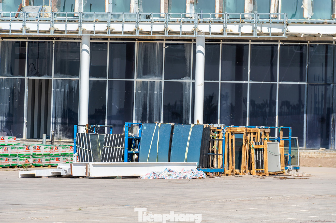 Kính phủ bên ngoài tòa nhà được các nhà thầu khẩn trương đưa đến tận chân công trình để lắp ráp. Theo thiết kế các khối nhà đều được lắp đặt hệ thống kính, tạo không gian mở và đón ánh sáng tự nhiên nhiều hơn.