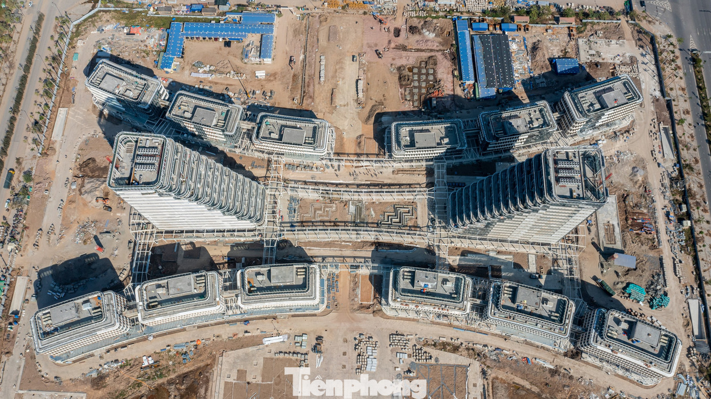 Trong đó hai khối nhà 15 tầng nằm song song nhau cao tối đa 74,4 m, hạ thấp dần về phía trong, tạo điểm nhấn hội tụ.