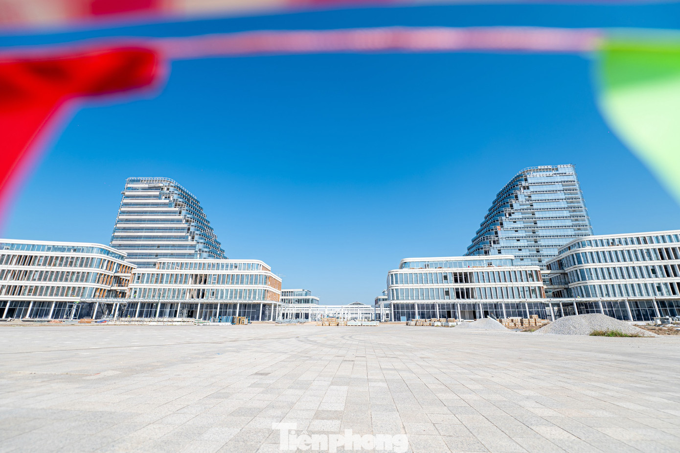 Dự án đầu tư xây dựng công trình Trung tâm chính trị - hành chính và Trung tâm hội nghị - biểu diễn của TP Hải Phòng, tại Khu đô thị Bắc sông Cấm, Thủy Nguyên, Hải Phòng được khởi công vào ngày 7/1/2023 do Ban Quản lý Dự án đầu tư xây dựng công trình dân dụng thành phố làm chủ đầu tư với tổng mức đầu tư gần 5.000 tỷ từ nguồn ngân sách.