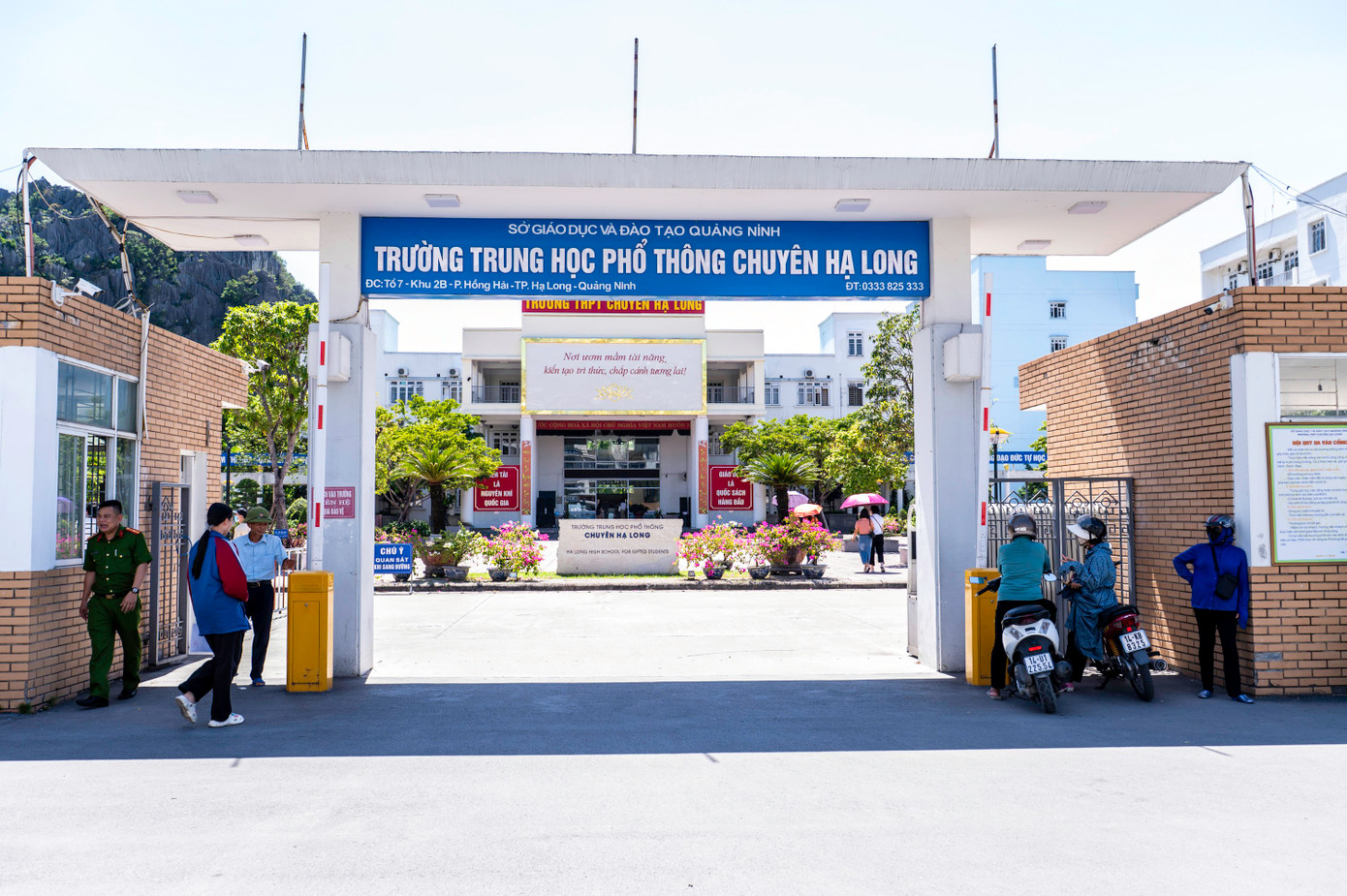 Thời tiết trong buổi chiều ngày 25/6 tại các địa điểm thi của Quảng Ninh khá nóng bức, nhiệt độ trung bình khoảng 31 độ C. Thời tiết trong buổi chiều ngày 25/6 tại các địa điểm thi của Quảng Ninh khá nóng bức, nhiệt độ trung bình khoảng 31 độ C.