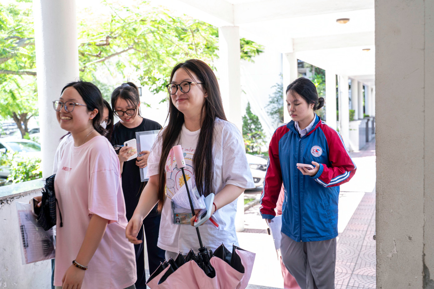 Chiều 25/6, các thí sinh trên toàn tỉnh Quảng Ninh đến 40 điểm thi để làm thủ tục và nghe quy chế thi. Năm nay, Quảng Ninh có 19.930 thí sinh đăng ký dự thi, tăng 1.966 thí sinh so với năm trước. Chiều 25/6, các thí sinh trên toàn tỉnh Quảng Ninh đến 40 điểm thi để làm thủ tục và nghe quy chế thi. Năm nay, Quảng Ninh có 19.930 thí sinh đăng ký dự thi, tăng 1.966 thí sinh so với năm trước.