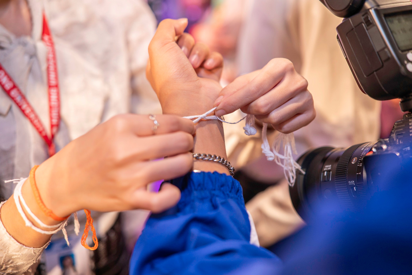 Phong tục buộc chỉ cổ tay của người Lào không chỉ độc đáo, mà còn mang đậm bản sắc văn hóa tâm linh, khiến người được buộc chỉ cảm thấy bình an, hạnh phúc và phấn khởi hơn trong cuộc sống. Trải qua nhiều thập kỷ, người dân Lào vẫn giữ nguyên vẹn lễ buộc chỉ cổ tay vào các dịp đầu năm mới, cưới hỏi... Đây là lễ tục tâm linh mang đậm bản sắc dân tộc, vì thế cần được bảo tồn, giữ gìn trong thời kỳ hội nhập văn hóa như hiện nay. Phong tục buộc chỉ cổ tay của người Lào không chỉ độc đáo, mà còn mang đậm bản sắc văn hóa tâm linh, khiến người được buộc chỉ cảm thấy bình an, hạnh phúc và phấn khởi hơn trong cuộc sống. Trải qua nhiều thập kỷ, người dân Lào vẫn giữ nguyên vẹn lễ buộc chỉ cổ tay vào các dịp đầu năm mới, cưới hỏi... Đây là lễ tục tâm linh mang đậm bản sắc dân tộc, vì thế cần được bảo tồn, giữ gìn trong thời kỳ hội nhập văn hóa như hiện nay.