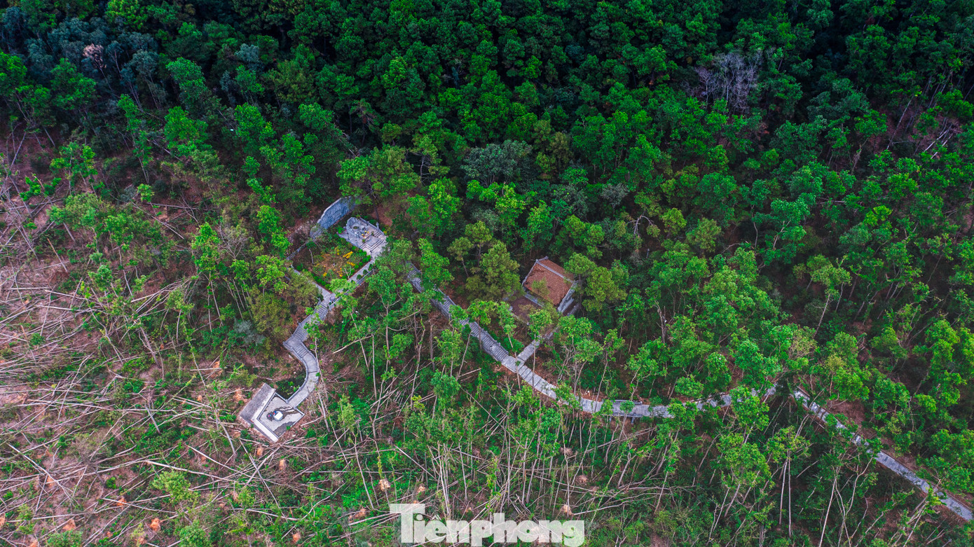 Nằm tại phía sau, cách đền khoảng 600 m là khu lăng mộ thầy Chu Văn An. Theo truyền thuyết, vị trí đặt mộ thầy chính là đầu của chim Phượng, được hiểu là đỉnh cao của công lý và đức hạnh. Cách mộ khoảng 50 m về phía Tây có một giếng nhỏ, du khách đến viếng mộ thầy, mỗi người đều muốn uống một ngụm nước từ giếng để khí thiêng sông núi nơi đây ngấm vào cơ thể mình.