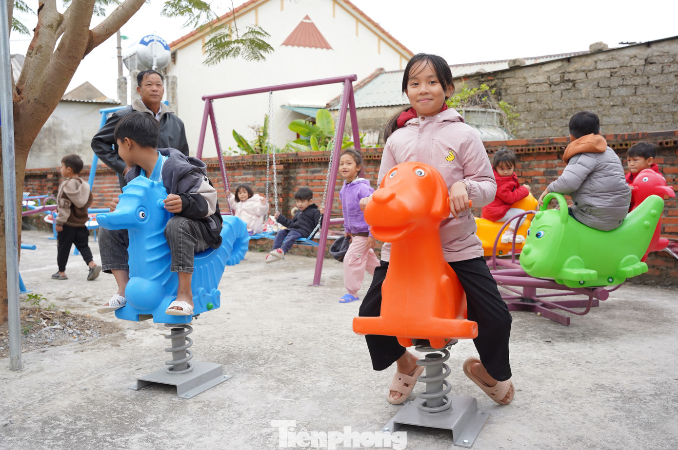 Tại chương trình, Ban Thường vụ Tỉnh Đoàn - Ban Thư ký Hội LHTN Việt Nam tổ chức gắn biển công trình thanh niên cho Sân vui chơi tại xã đảo. Đây là công trình Sân vui chơi do Tỉnh Đoàn Quảng Ninh huy động nguồn lực trao tặng trị giá 60 triệu đồng.