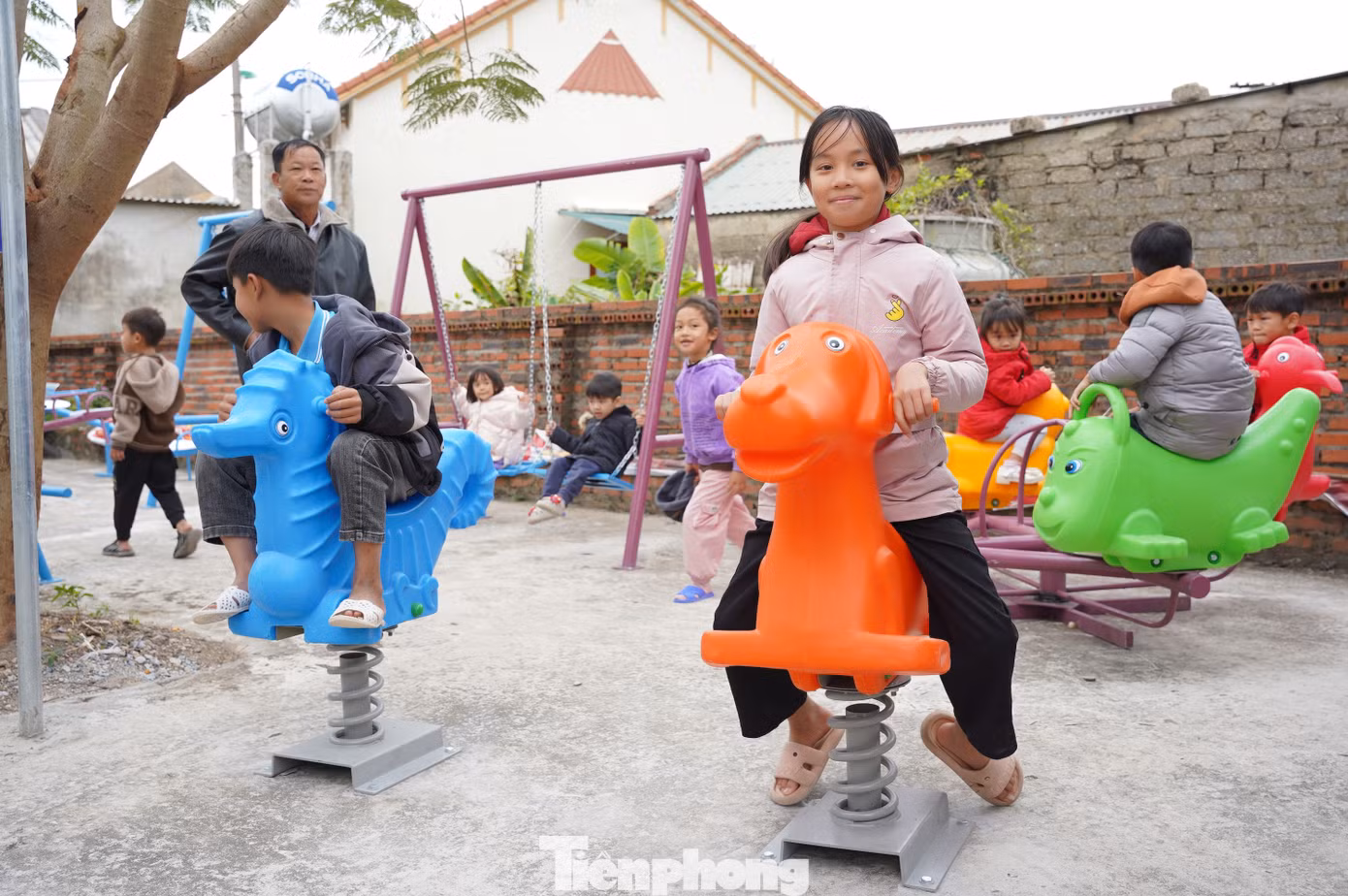 Tại chương trình, Ban Thường vụ Tỉnh Đoàn - Ban Thư ký Hội LHTN Việt Nam tổ chức gắn biển công trình thanh niên cho Sân vui chơi tại xã đảo. Đây là công trình Sân vui chơi do Tỉnh Đoàn Quảng Ninh huy động nguồn lực trao tặng trị giá 60 triệu đồng.