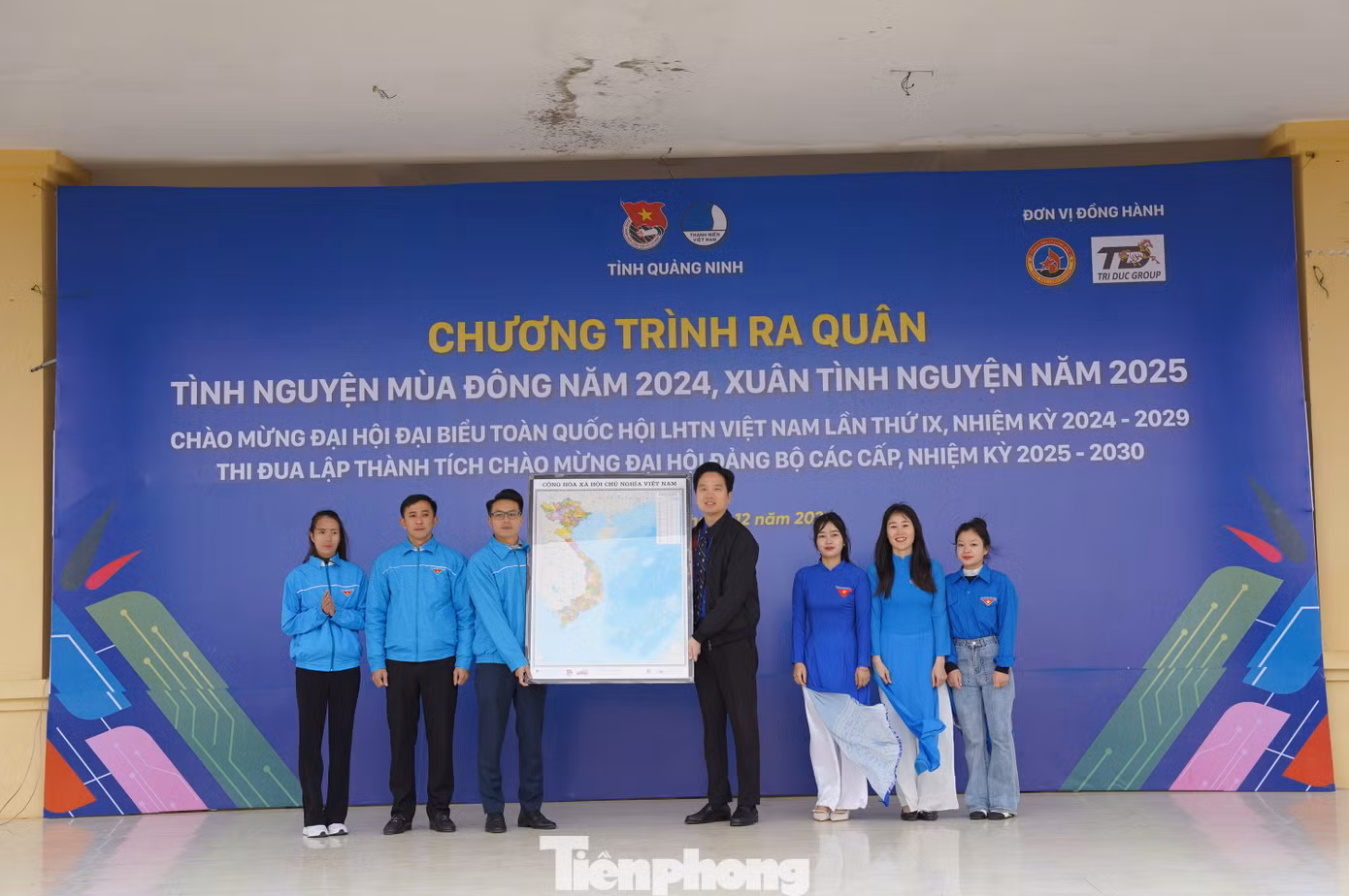Ngoài ra, Ban thường vụ Tỉnh Đoàn Quảng Ninh trao tặng 30 tấm bản đồ "Tự hào một dải non sông" cho thanh, thiếu nhi xã đảo Vĩnh Thực và trao cờ Tổ quốc cho nhân dân xã đảo.